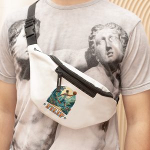Mężczyzna noszący torbę na biodra w białym kolorze z kolorową grafiką przedstawiającą postać koszykarza, na tle jego t-shirta z wizerunkiem klasycznej rzeźby.
