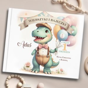 Ilustracja okładki książki dla dzieci z wesołym dinozaurem trzymającym baloniki, z napisem 'Wierszyki i bajeczki', imieniem 'Adaś' oraz informacją o pierwszych urodzinach.