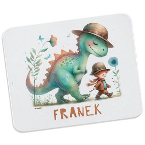 Ilustracja na białej podkładce pod myszkę przedstawiająca przyjaznego dinozaura w kapeluszu idącego obok małego chłopca, który również nosi kapelusz, na tle delikatnych roślin i motyli, z napisem 'FRANEK' u dołu.
