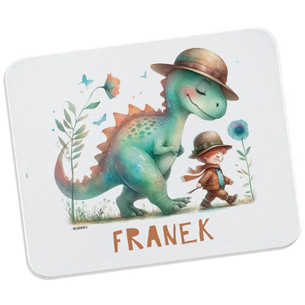 Ilustracja na białej podkładce pod myszkę przedstawiająca przyjaznego dinozaura w kapeluszu idącego obok małego chłopca, który również nosi kapelusz, na tle delikatnych roślin i motyli, z napisem 'FRANEK' u dołu.