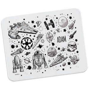 Grafika na podkładce pod myszkę przedstawiająca różne statki kosmiczne i postacie w stylu kreskówkowym, z elementami kosmosu, takimi jak planety i gwiazdy; na środku widnieje imię 'ADAM'.