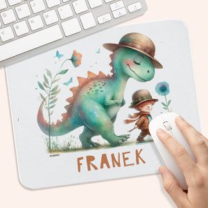 Ilustracja przedstawiająca przyjaznego dinozaura spacerującego obok małego chłopca w kapeluszu, otoczeni roślinami i motylami, na podstawce pod myszkę z napisem 'FRANEK'.