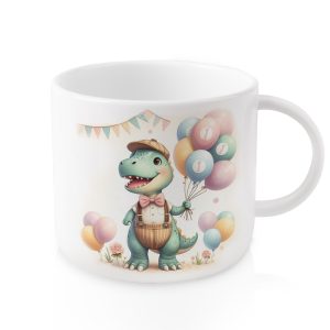 Kubek z wizerunkiem kolorowego, uśmiechniętego dinozaura w kapeluszu i muszce, trzymającego w rękach balony w pastelowych kolorach, z dekoracjami urodzinowymi w tle.