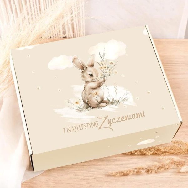 Elegancka, beżowa pudełko z ilustracją pięknego króliczka trzymającego bukiet kwiatów, z napisem 'Z najlepszymi życzeniami', w tle delikatne chmurki i dodatki dekoracyjne.
