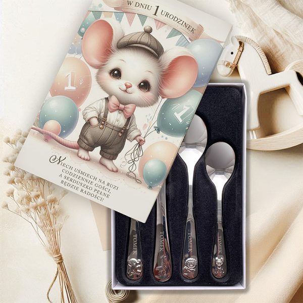 Kartka urodzinowa z rysunkiem uśmiechniętej myszki w kapeluszu i muszce, obok balony, oraz zestaw czterech łyżeczek w eleganckim pudełku, wyłożonym czarnym materiałem.