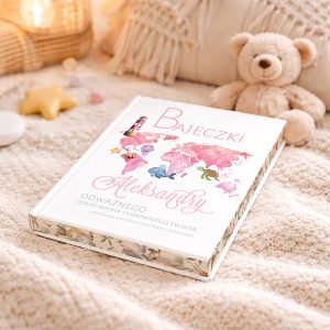 bajeczki-dla-dziecka-z-rowa-mapa-na-okladce-i-imieniem Książka zatytułowana "Bajeczki Aleksandry Odważnego Odkrywania Cudownego Świata" leży na miękkim, jasnym kocyku, obok pluszowego misia. Na okładce znajdują się kolorowe ilustracje przedstawiające mapę świata z elementami morskim i latarnią morską.