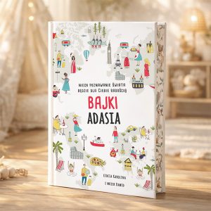 Okładka książki "Bajki Adasia" z ilustracjami przedstawiającymi różne kultury i postacie, z napisem "Niech poznawanie świata będzie dla ciebie radością" oraz autorem "Ciocia Karolina i Wujek Dawid". Książka leży na drewnianym stole w przytulnym wnętrzu.