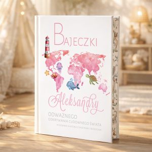 Okładka książki z tytułem "Bajeczki Aleksandry" na białym tle, z różową mapą świata i ilustracjami morskich stworzeń oraz latarnią morską. Na dole napis "Odważnego odkrywania cudownego świata". Tło w jasnym wnętrzu przypominającym salon.