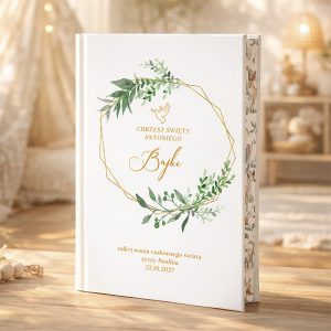 Okładka książki z motywem roślinnym, złotym napisem 'Chrzcest Święty Antoniego Bajki' oraz datą 22.10.2027. Obok ozdobny wizerunek gołębia, w tle jasne, przytulne wnętrze z naturalnym światłem.