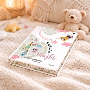 Kolorowa książka dla dzieci, zatytułowana "Bajeczki Majki", leży na jasnym, miękkim tle z kocykiem i pluszowym misiem obok. Książka ma ilustracje oraz różowe elementy graficzne na okładce.