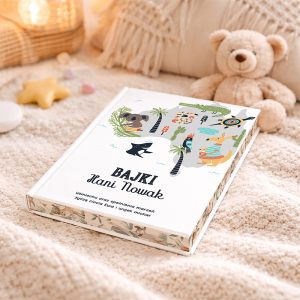 Książka z tytułem "BAJKI Hani Nowak" leżąca na miękkim wełnianym kocu, obok niej przytulanka misia, tło w jasnych kolorach, z delikatnymi dekoracjami i gwiazdkami.