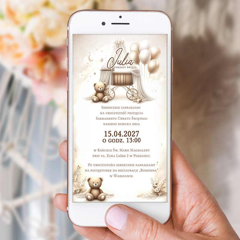 Elegancka zaproszenie na chrzest dla Julii, wyświetlone na telefonie. Zaproszenie zawiera datę 15.04.2027 o godz. 13:00 w Kościele Św. Marji Magdaleny w Poznaniu. Na górze ilustracja z wózeczkiem i pluszowym misiem, otoczone balonami w odcieniach beżu i bieli.