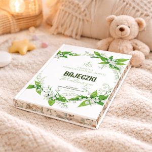 Książka 'Bajeczki Matleusza' leży na miękkim kocyku, otoczona pluszowym misiem i dekoracjami w kształcie gwiazd. Okładka książki jest biała z zielonymi liśćmi i napisem 'Pamiątka Pierwszej Komunii Świętej'.