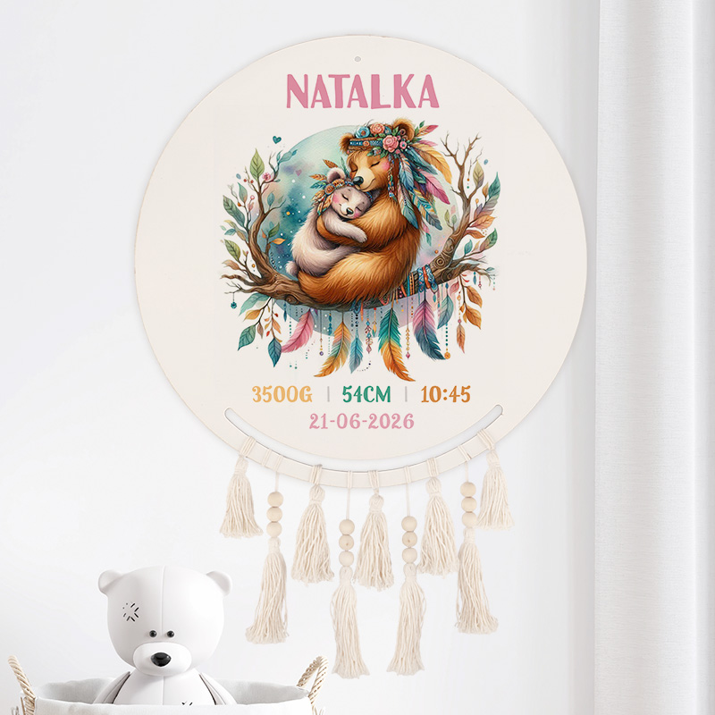 Dekoracyjny okrągły plakat z ilustracją niedźwiedzia przytulającego niedźwiadka, otoczony roślinnością i piórami. W górnej części znajduje się imię 'NATALKA', a poniżej dane dotyczące wagi, długości, godziny i daty narodzin dziecka.