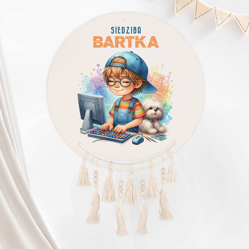 Ilustracja dziecięca przedstawiająca chłopca w niebieskiej czapce i okularach, grającego na komputerze przy biurku z kolorową klawiaturą, obok niego mały piesek; na górze napis 'SIEDZIBA BARTKA'.