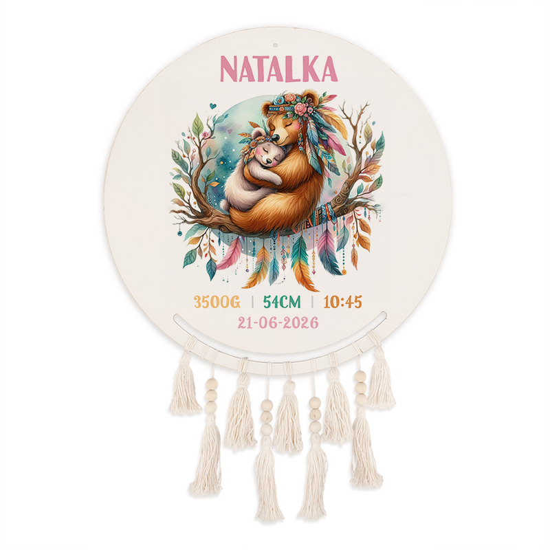 Dekoracyjna tablica z ilustracją misia trzymającego małego misia, otoczonego liśćmi i piórami, z napisem 'NATALKA' na górze oraz informacjami o wadze, wzroście, czasie i dacie urodzenia na dole.