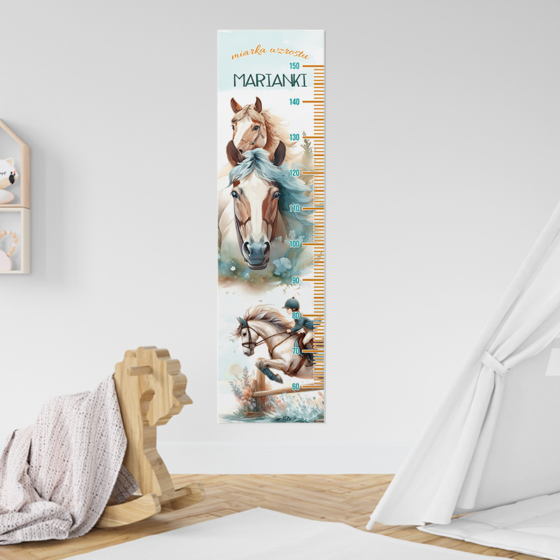 Miarka wzrostu z ilustracjami koni oraz postaci jeźdźca, umieszczona na ścianie w pokoju dziecięcym, z podziałką od 60 do 150 cm.