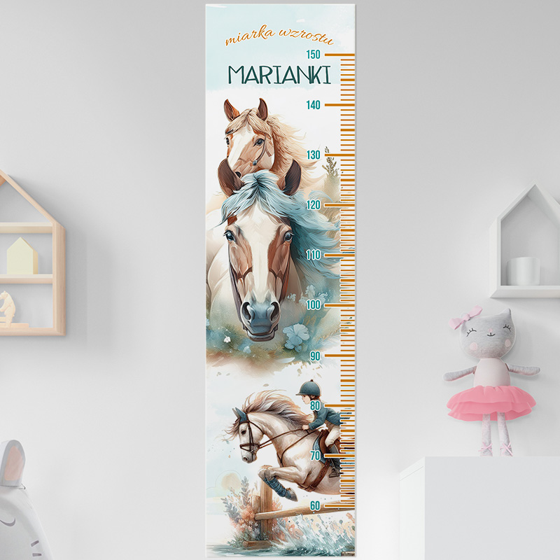 Miarka wzrostu z wizerunkiem koni, z podziałką wzrostu od 60 do 150 cm, w tle kwiaty i wizerunek jeźdźca skaczącego przez przeszkodę, w pastelowych kolorach.