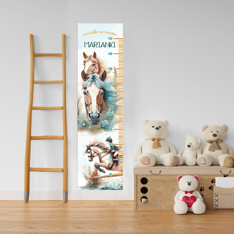 Miarka wzrostu z wizerunkami koni, umieszczona na ścianie obok drewnianej drabiny i misiów siedzących na skrzyni z zabawkami, w neutralnym wnętrzu.