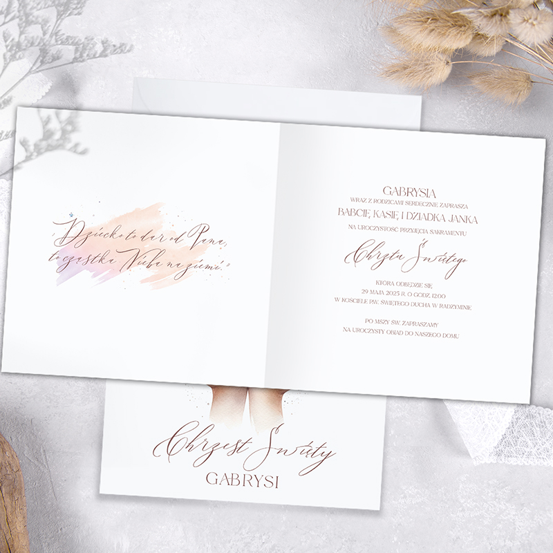 Zaproszenie na chrzest z eleganckim napisem "Chrzest Święty Gabrysi" na okładce oraz szczegółami dotyczącymi daty i czasu ceremonii, ozdobione subtelnymi akwarelowymi wzorami w kolorze różowym i fioletowym, z umieszczonym w tle delikatnym motywem roślinnym. Wnętrze zachowane w jasnej kolorystyce.