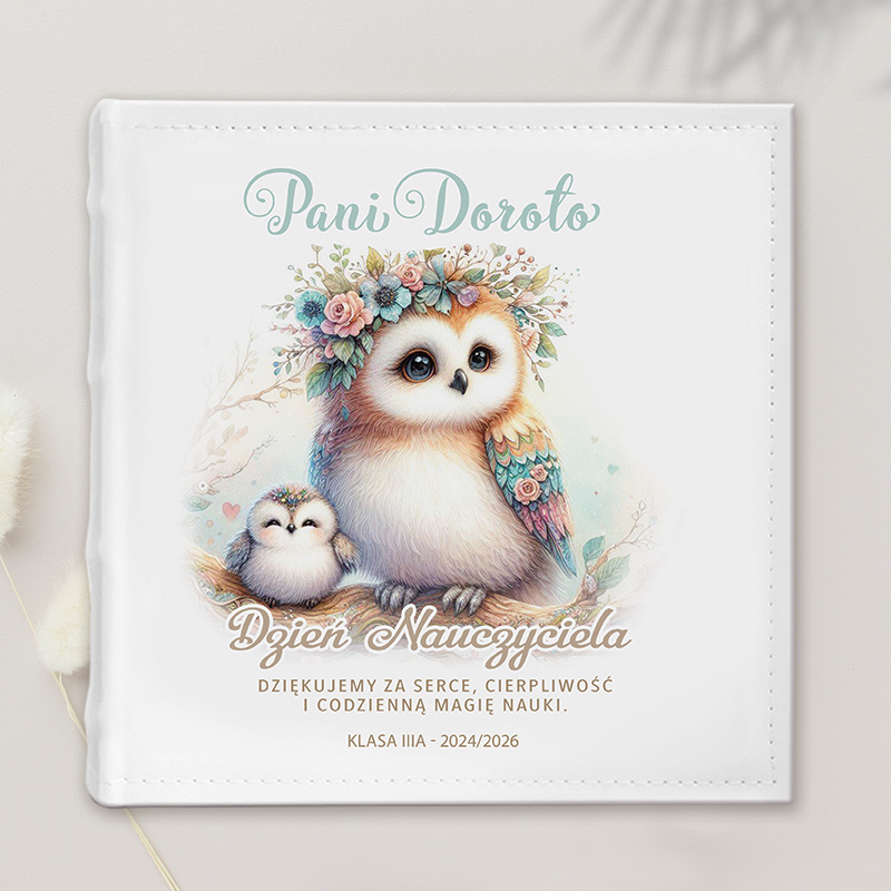 Ilustracja przedstawiająca dwie sówki – jedna większa z kwiatowym wieńcem na głowie i mniejsza obok niej, siedzące na gałęzi. Na górze napis 'Pani Doroto', a na dole 'Dzień Nauczyciela' z podziękowaniem za naukę. W tle delikatne, pastelowe kolory.