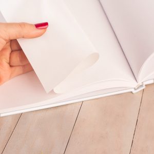 Album z białymi kartkami na wpisy i zdjęcia gości.