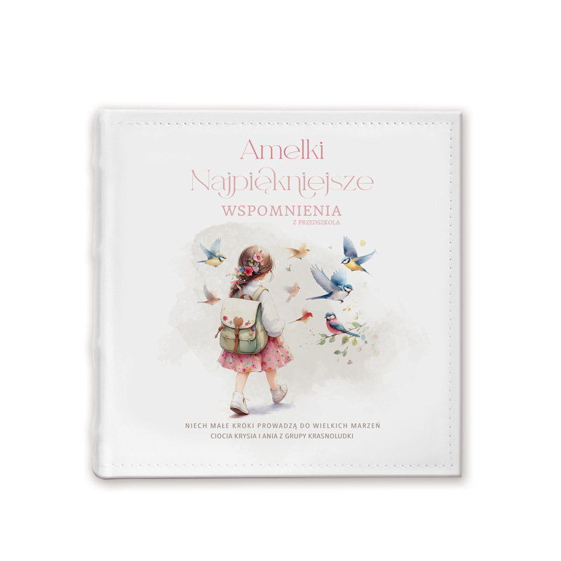 Okładka książki z ilustracją dziewczynki w różowej spódniczce, trzymającej różę i plecak. W tle kolorowe ptaki latają wokół. Na górze widnieje tytuł 'Amelki Najpiękniejsze Wspomnienia z Przedszkola'.