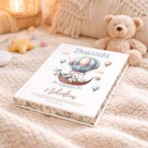 bajki-personalizowane Książeczka dla dzieci "Bajeczki do Poduszeczki" z ilustracją balonu, leżąca na tle miękkich koców i pluszowego misia.