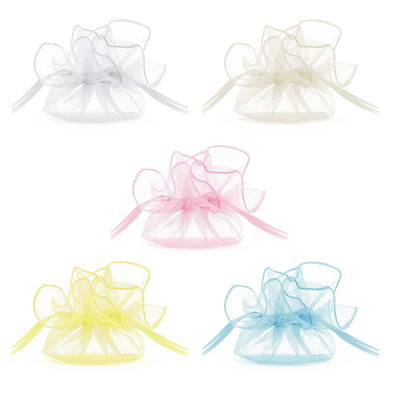 Pięć przezroczystych woreczków z tiulu w różnych kolorach: szarym, kremowym, różowym, żółtym i niebieskim, każdy zdobiony dużą kokardą z tiulu.