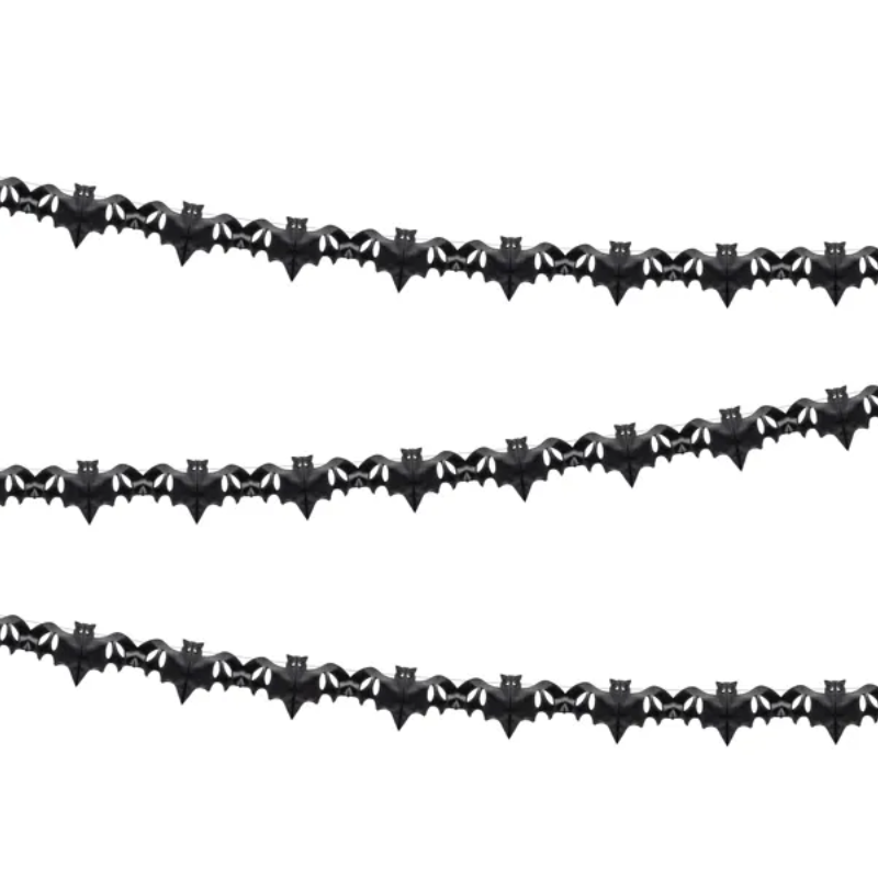 Trzy rzędy dekoracyjnych łańcuchów z czarnymi, wyciętymi w kształcie nietoperzy elementami, na białym tle.
