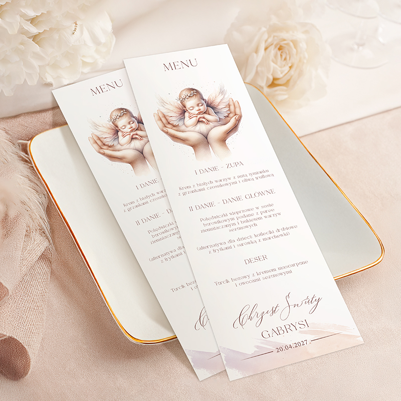 Dwa eleganckie menu na talerzu, przedstawiające matkę trzymającą dziecko z anielskimi skrzydłami. Menu zawiera nazwy dań, takie jak zupa, danie główne i deser, oraz datę chrztu Gabrysia, 20.04.2027.