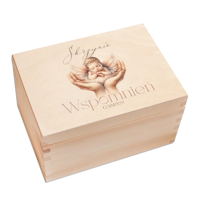 Drewniana skrzynka z napisem 'Skrzynia Wspomnień Gabrysi' oraz ilustracją maleńkiego aniołka na dłoniach.