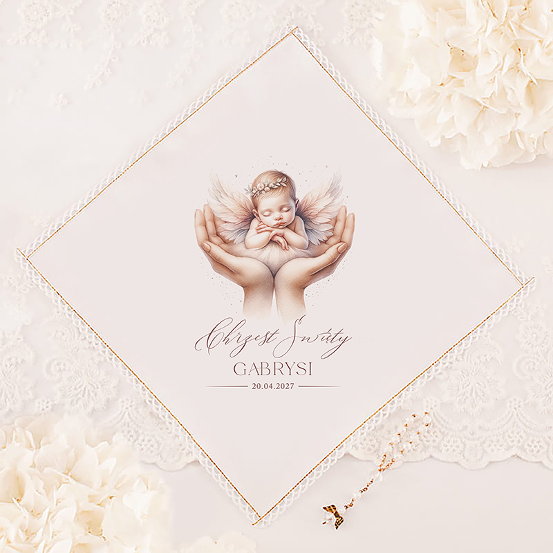 Kartka z wizerunkiem śpiącego niemowlęcia z anielskimi skrzydłami, trzymanego w dłoniach, z napisem 'Chrzest Święty Gabriysi 20.04.2027'. Tło ozdobione kwiatami i koronką.