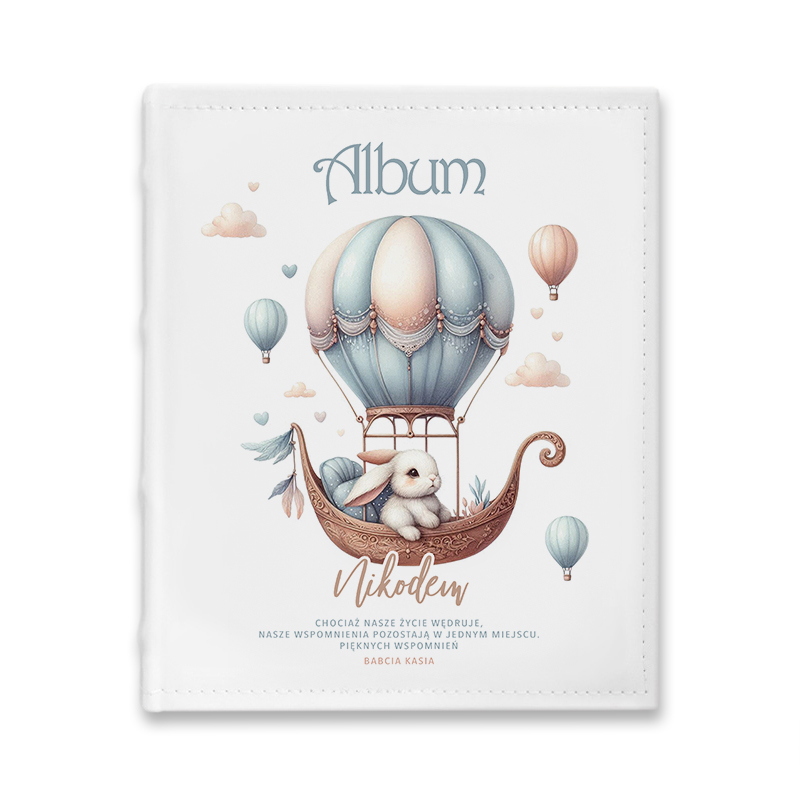 Okładka albumu przedstawiająca kolorowy balon na gorące powietrze, unoszący się nad uśmiechniętym królikiem siedzącym w koszu, z dodatkowymi balonami w tle oraz napisem 'Album' i imieniem 'Nikodem' na dole.