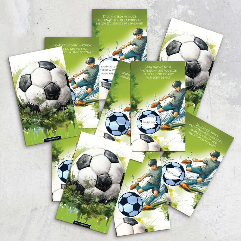 Kilka kart z obrazkami związanymi z piłką nożną, przedstawiającymi zawodnika w akcji oraz piłkę, z pytaniami dotyczącymi zasad gry. Tło w odcieniach zieleni i ilustracje piłkarskie.