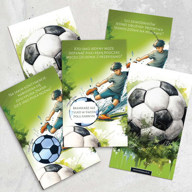 Zestaw czterech kart z pytaniami o piłce nożnej, przedstawiających na jednej z nich chłopca grającego w piłkę, na innych piłkę oraz ilustracje związane z grą. Karty mają różne pytania dotyczące zasad gry, odnośniki do instrukcji oraz kolorowe tła w odcieniach zieleni.