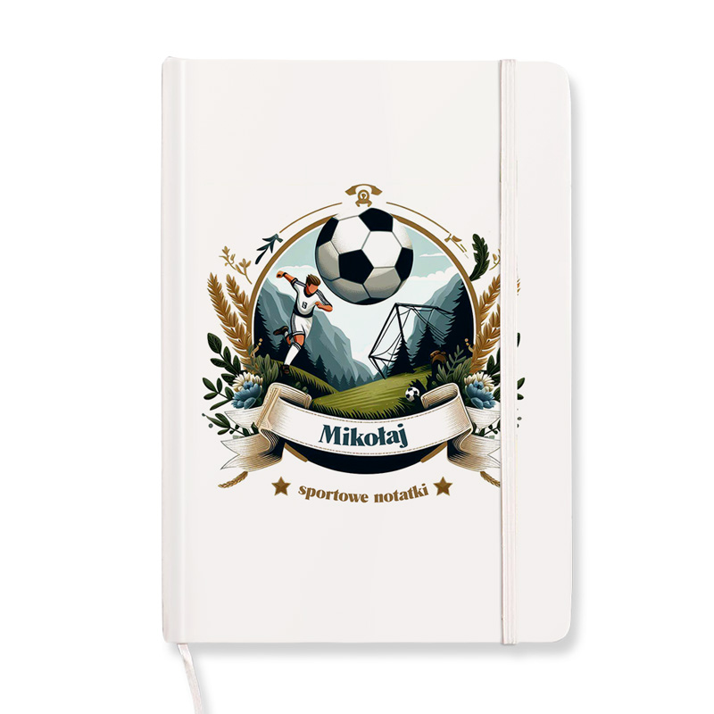 Okładka notesu sportowego z ilustracją piłkarza w akcji oraz piłką nożną, otoczona roślinami i górami; na dole napis 'Mikołaj' oraz 'sportowe notatki'.