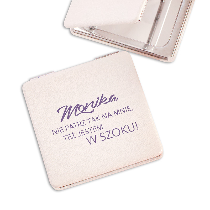 Różowe lusterko z napisem "Monika NIE PATRZ TAK NA MNIE, TEŻ JESTEM W SZOKU!" na pokrywie.