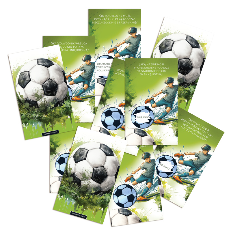 Zestaw kart tematycznych o piłce nożnej, na których znajdują się ilustracje piłki oraz młodego zawodnika w akcji. Na kartach umieszczone są pytania dotyczące zasad gry w piłkę nożną, a tło jest zielone z efektami malarskimi.
