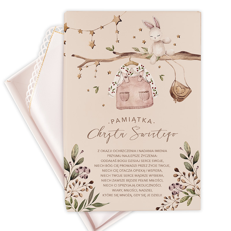Kartka z okazji chrztu, z pastelowym tłem, zawierająca ilustrację ubranek dziecięcych, zajączka i gałęzi z gwiazdkami, a także napis "PAMIĄTKA. Chrztu Świętego" oraz życzenia w formie tekstu na dole.