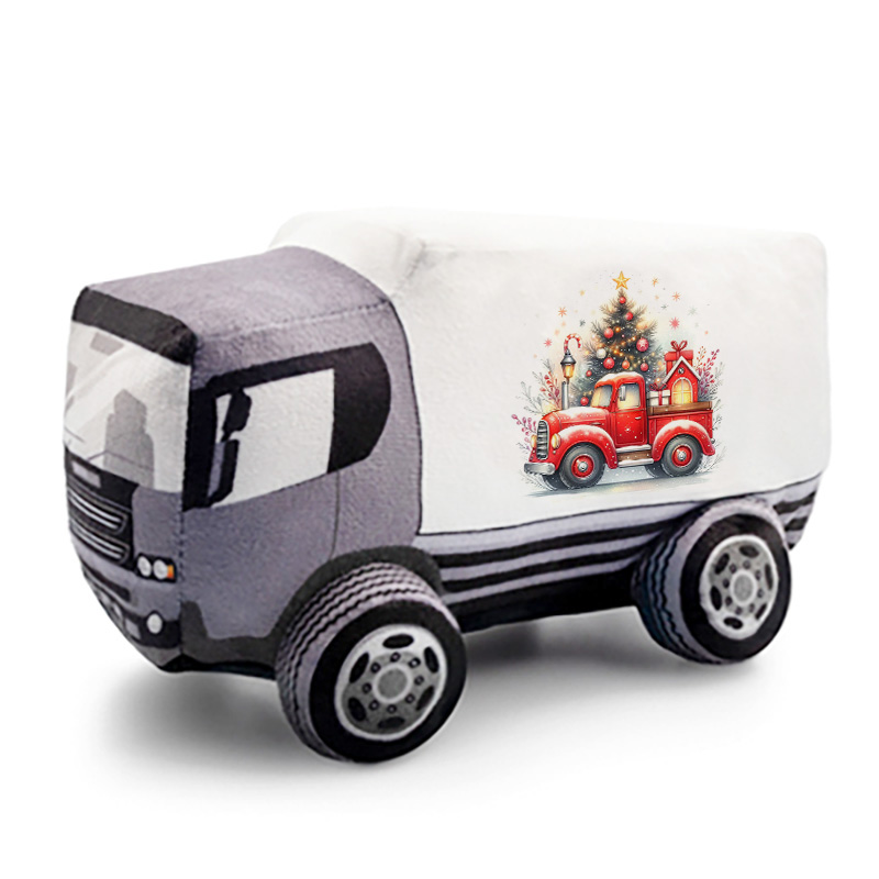 Miękka poduszka w kształcie samochodu ciężarowego z nadrukiem czerwonego wozu z choinką i prezentami po jednej stronie.