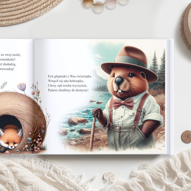 Ilustracja z książki przedstawiająca bobra w kapeluszu i muszce, trzymającego kij, stojącego obok rzeki, a w tle widać górzysty krajobraz. Z lewej strony widać norkę, z której wychodzi mały lisek. Na stronie widoczne są także kwiaty i napisy.