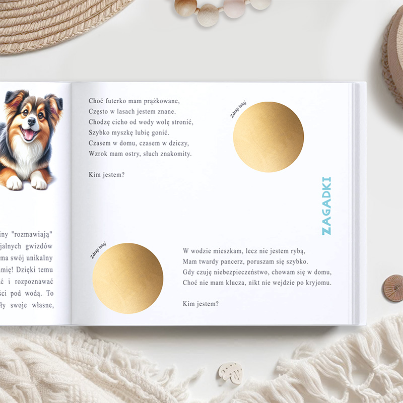 Otwarte dziecięce książki z zagadkami, z obrazkiem psa o brązowym futrze po lewej stronie oraz dwiema okrągłymi złotymi ilustracjami po prawej stronie, na której są zagadki dotyczące zwierząt.
