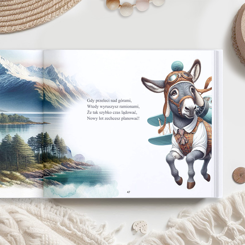 Ilustracja z książki przedstawiająca uśmiechającego się osła w mundurze pilota z goglami na głowie, trzymającego tekturowe skrzydła, na tle gór i jeziora, z tekstem na stronie.