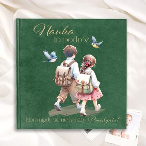 Otwarta książka na tle jasnego materiału, ilustrująca dzieci idące w stronę przodu, noszące plecaki. Na okładce znajduje się napis 'Nauka to podróż, która nigdy się nie kończy. Powodzenia!' z ilustracjami ptaków w locie.