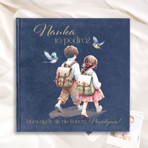 Ilustracja okładki książki przedstawiająca dwoje dzieci idących razem, trzymających plecaki, z gołębiami w tle; na górze napis 'Nauka to podróż, która nigdy się nie kończy. Powodzenia!' na granatowym tle.