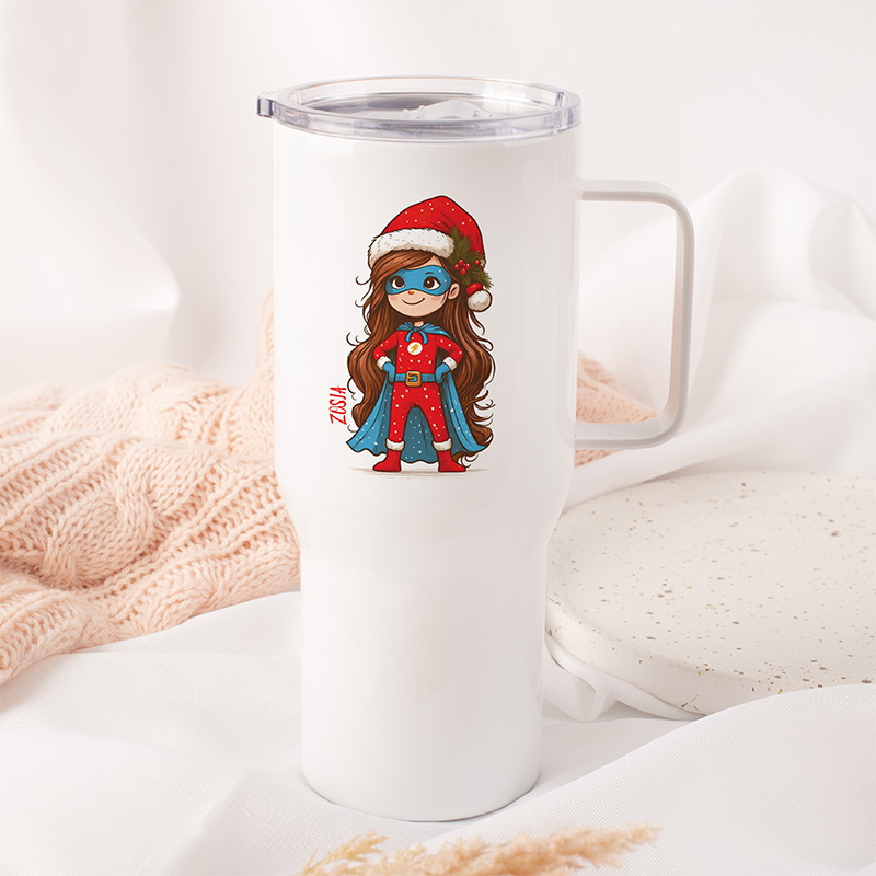 Kubek z ilustracją superbohaterki w czerwonym kostiumie i niebieską maską, noszącej świąteczną czapkę, stojącej na białym tle z miękkim, różowym tłem i elementami dekoracyjnymi.