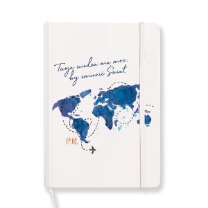 Biały notes z kolorową mapą świata w odcieniach niebieskiego, nad mapą znajduje się napis: 'Twoja wiedza ma moc, by zmienić Świat', a w dolnym rogu widnieje podpis 'P.W.' oraz rysunek samolotu z przerywaną linią.