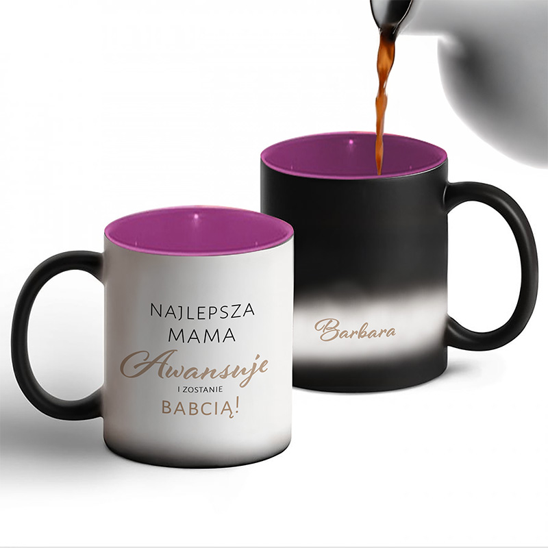 Dwa kubki z różnymi kolorami i napisami. Lewy kubek biały z różowym wnętrzem, z napisem 'NAJLEPSZA MAMA Awansuje i zostanie BABCIĄ!'. Prawy kubek czarny z różowym wnętrzem, z napisem 'Barbara'.