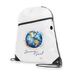 Biały plecak z rysunkiem kuli ziemskiej w odcieniach niebieskiego i złota, z napisem 'Zmieniaj Świat' na dole oraz inicjałami 'P.W.'